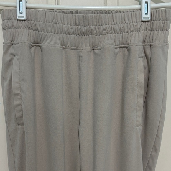 Yogalicious Lux Pocket Joggers Size Medium in Nacreous Cloud (tan) Workout Cozy - Picture 3 of 5